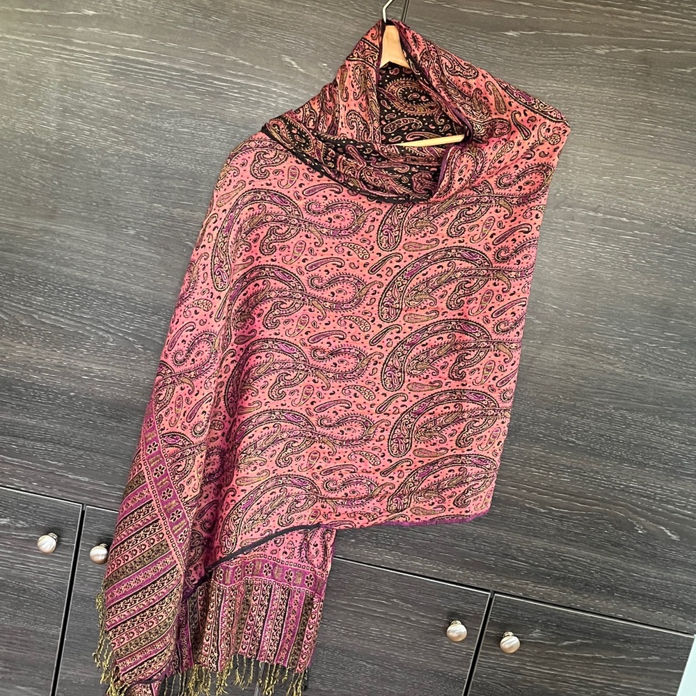 EUC Pashmina Scarf 55% Cashmere & 45% Silk Pink Magenta pink & Black Fringed